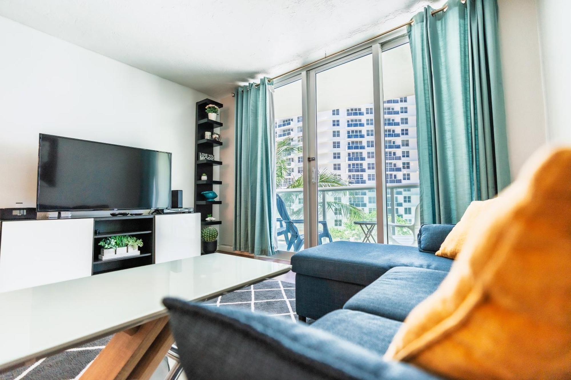 Apartment Dream Vacation Right On The Hollywood